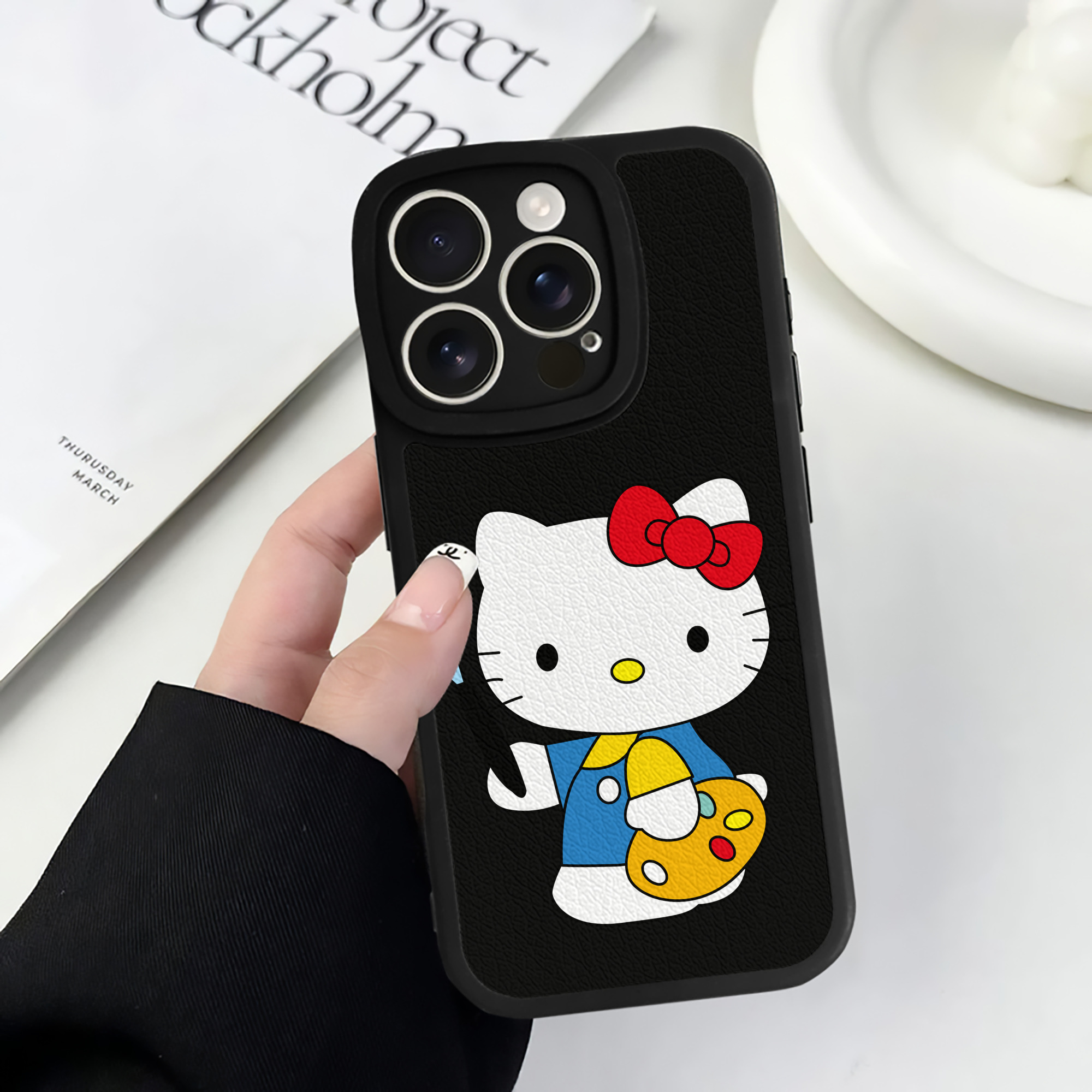 （画像用） Hello Kitty ハローキティ 【iPhone 16シリーズ対応】シリコンスマホケース（レザー調） 材質：シリコン